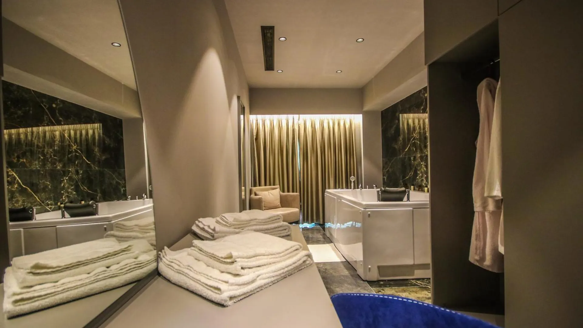 Atrium Hotel Mjull-Bathore Love hotel