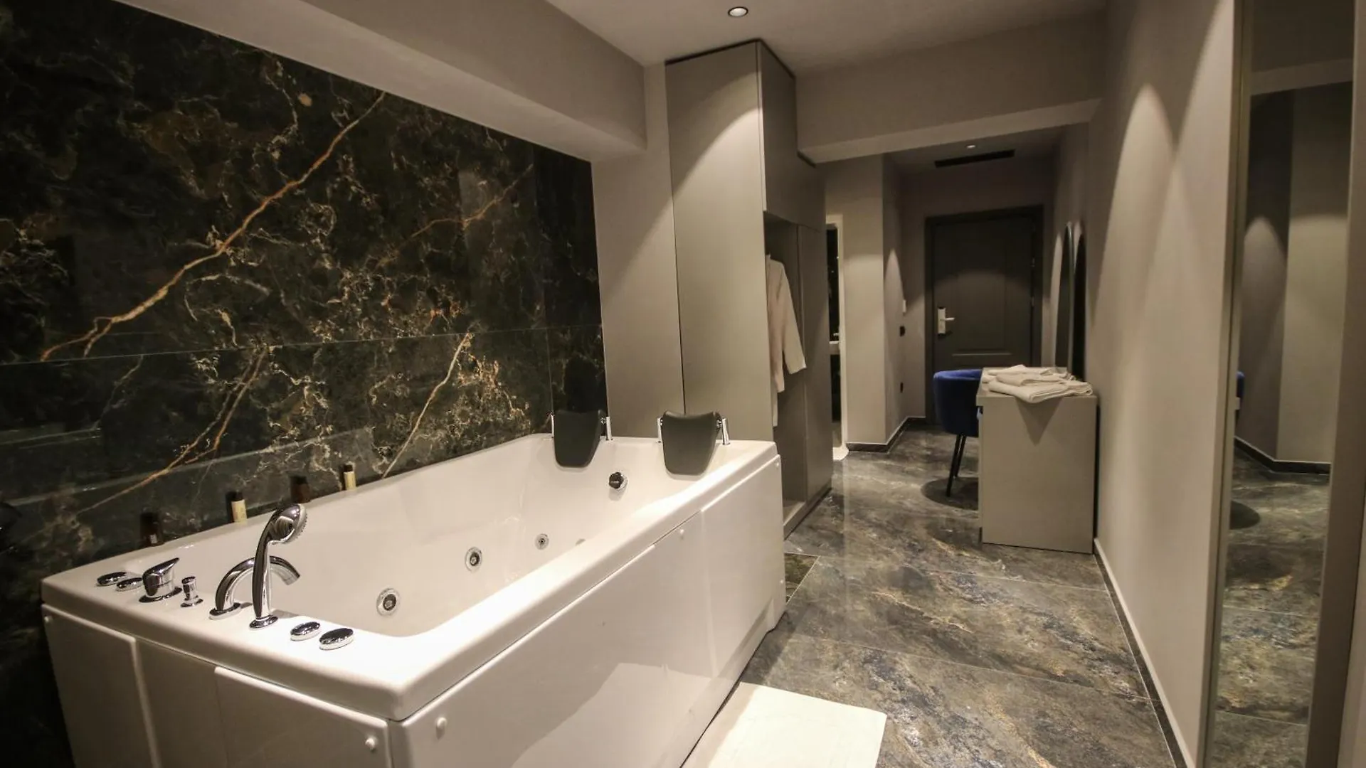 Atrium Hotel Mjull-Bathore Love hotel